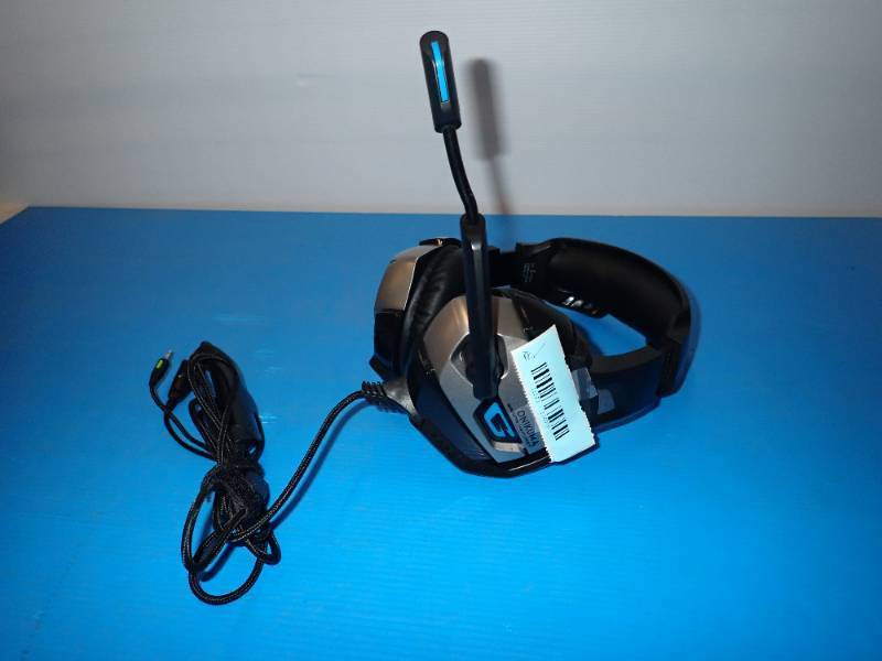 lot 18 image: Gaming Headset, padding is in like new condition