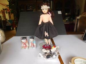 5 dolls, California Raisin and 2 Betty Boops