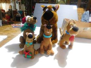 Vintage 12 Plush Scooby-Doo and 4 Small Plush Scooby-Doos