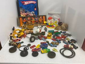 lot 1 image: Group Of Vintage Toys