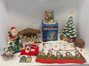 lot 8 image: Group Of Christmas Items