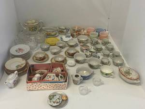 lot 9 image: Group of Vintage Doll Dishes