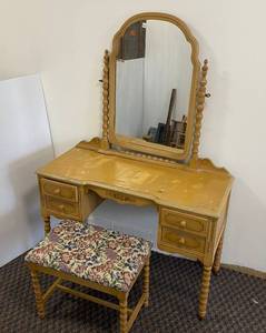 lot 62 image: Vintage makeup table with mirror and bench seat.