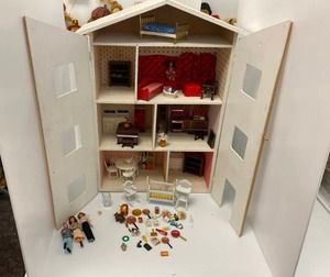 lot 78 image: Homemade Vintage DollHouse With Furnishings
