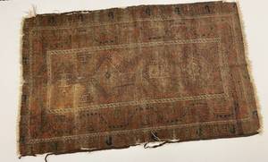lot 89 image: Vintage Rug