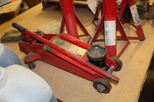 lot 64 image: Hydraulic Floor Jack