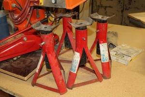 lot 65 image: Lot of (4) Jack Stands