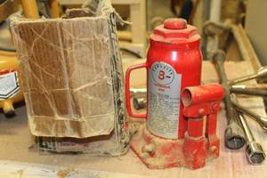 lot 72 image: 8-Ton Hydraulic Bottle Jack