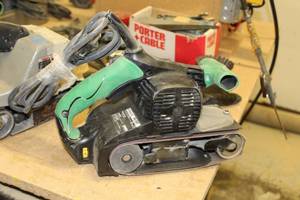lot 103 image: Hitachi SB8V2 3x21 Belt Sander with Dust Collection