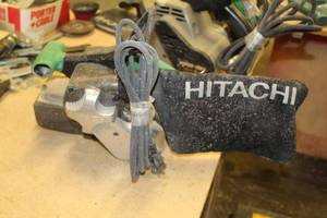 lot 105 image: Hitachi SB8V2 3x21 Belt Sander with Dust Collection