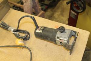 lot 113 image: Porter-Cable 7301 Power Unit with Tilt Laminate Trimmer Base 7318