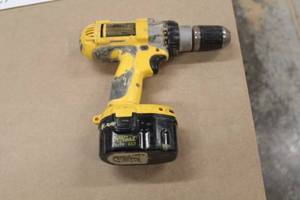 lot 148 image: DeWalt DW983 12 Heavy Duty XRP 14.4V DrillDriver, Battery