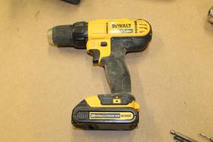 lot 127 image: DeWalt DCD771 12 20V DrillDriver, Battery