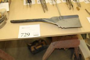lot 729 image: 7 Shovel