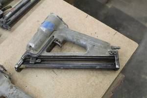 lot 179 image: Senco Air Angle Pin Nailer
