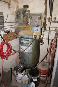 lot 21 image: Two Stage CT780V304 80-Gallon Air Compressor