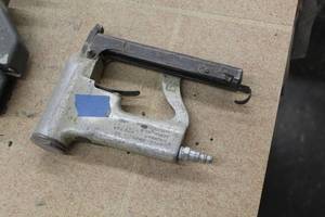 lot 227 image: Senco Air Staple Gun with Tip Attachment for KV255 Shelf Standards