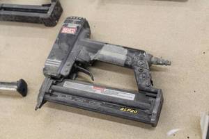 lot 242 image: Senco SLP20 18 GA Air NailerStapler
