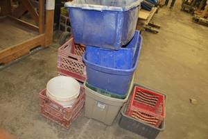 lot 871 image: Lot of (8) Plastic Storage Containers - Tubs, Milk Crates, Bucket