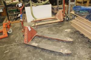 lot 846 image: Magnum M55 5500-lbs Pallet Truck