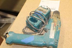 lot 272 image: Makita 6095D 9.6V Drill, Charger