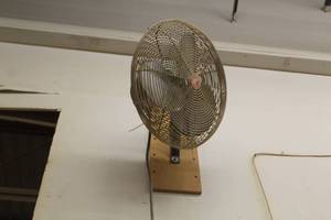 lot 283 image: Wall Mount Shop Fan