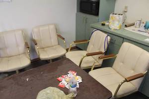 lot 974 image: Lot of (4) Rolling Conference Arm Chairs