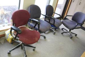 lot 975 image: Lot of (4) Rolling Office Arm Chairs