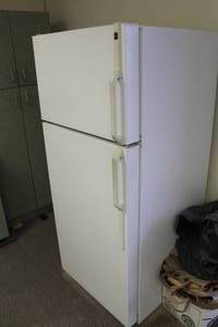 lot 972 image: Hotpoint HTS18CBSALWW Household Refrigerator Freezer