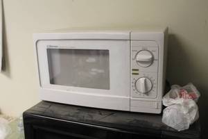 lot 970 image: Emerson MW8625W Household Microwave Oven