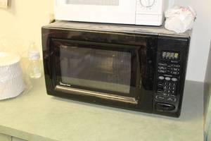 lot 971 image: Magic Chef Household Microwave Oven