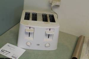 lot 977 image: 4-Slice Wide Mouth Toaster