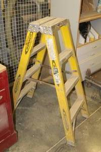 lot 310 image: Werner T702 300-lbs 4 Step Ladder