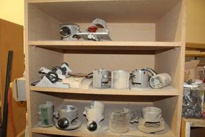 lot 423 image: Router Parts