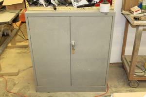 lot 456 image: Tennsco Metal Locking Storage Cabinet, Keys