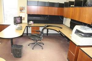 lot 906 image: Workstation
