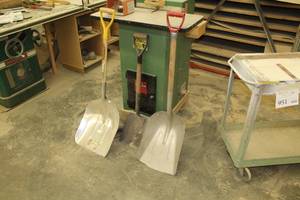 lot 463 image: Lot of (3) Shovels