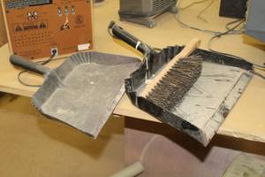 lot 564 image: Lot of (2) Metal Dust Pans, Counter Duster