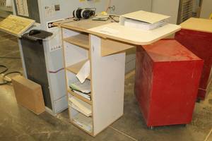 lot 1047 image: Wood Workstation