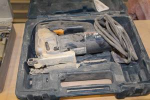 lot 1042 image: Bosch 1587VS Jig Saw, Case, Extra Blades