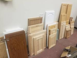 lot 950 image: Cabinet Doors