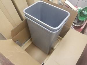 lot 932 image: Lot of (2) Plastic Trash Cans