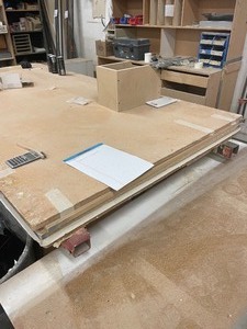 lot 1055 image: Workstation on (2) Metal Beams
