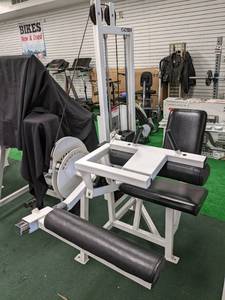 lot 4 image: Cybex seated leg curl with 200 poun...