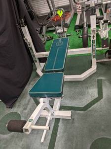 lot 12 image: Golds Gym competitor series weight ...