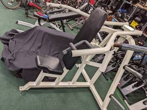 lot 16 image: Plate loaded shoulder press exercise machine...
