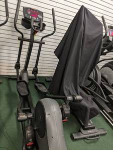 lot 36 image: Life fitness X5 eliptical...