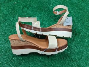 lot 85 image: a new day new ladies sandals Abigai...
