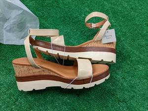 lot 90 image: a new day new ladies sandals Abigai...