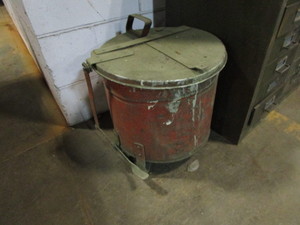 lot 48 image: Shop Rag Pail